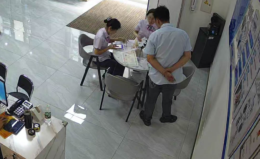 农行小组到中杰交通设施指导工作(2) 农行小组到中杰交通设施指导工作(2)